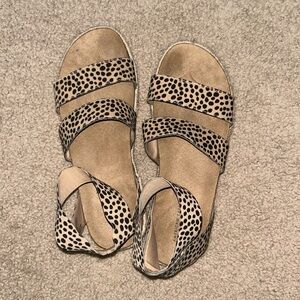 Size 8 leopard printing sandals. Worn once. I’m new condition